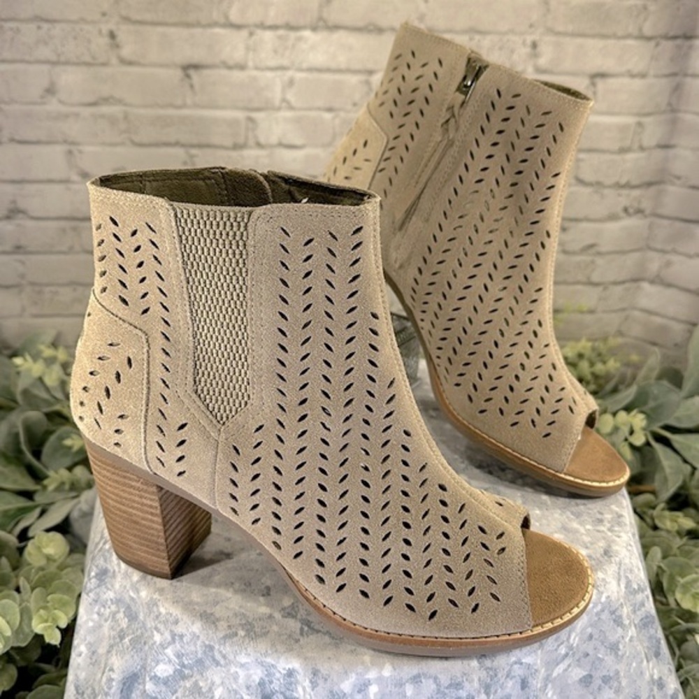 TOMS Majorca Beige Suede Peep Toe Perforated Fashion Ankle Booties WMS 9M✨EUC✨